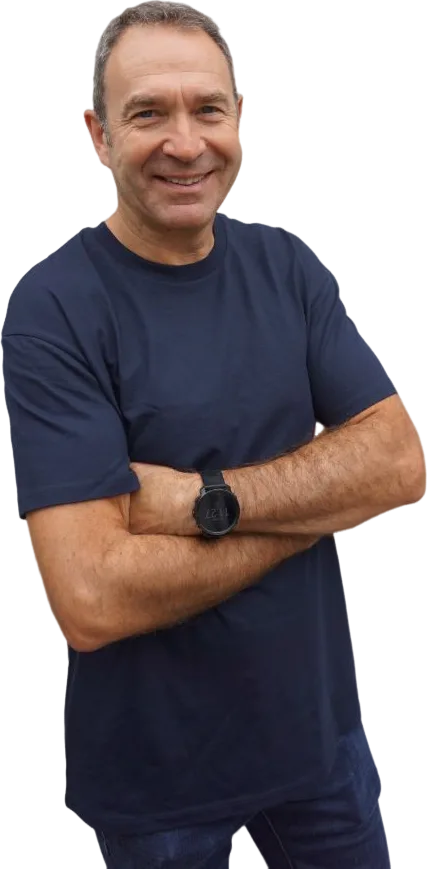 Portrait de Gaëtan Leconte, bras croisés, souriant